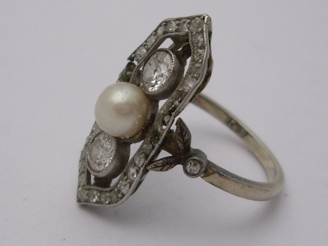 2 | Bardzo zniszczony pierścionek z białego złota