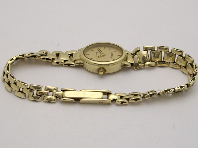 22 | Złoty zegarek z uszkodzoną bransoletą