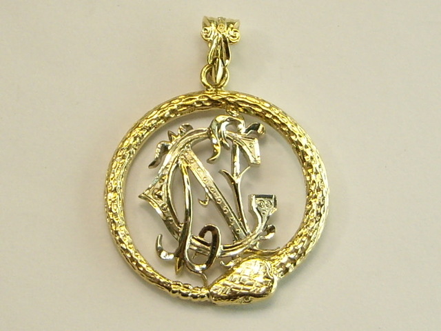 38 Wisiorek waż z monogramem