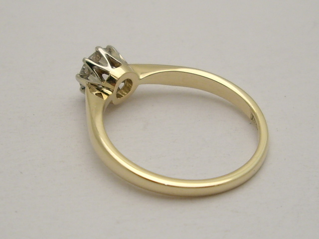 62 | Noszenie pierścionka razem z obrączką, bardzo często kończy się uszkodzeniem biżuterii.