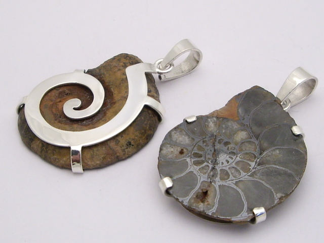 28 Wisiorek skamielina