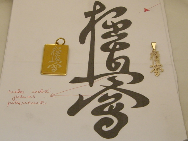 13 Wisiorek karate kyokushin.