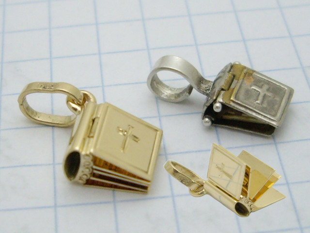 24 Książka miała się otwierać