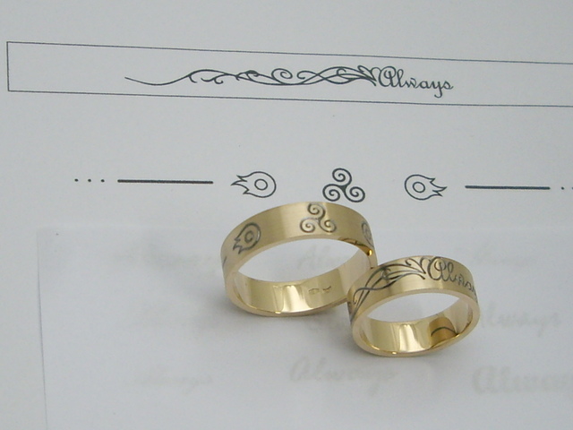 12 Obrączki z własnym rodowanym grawerem.