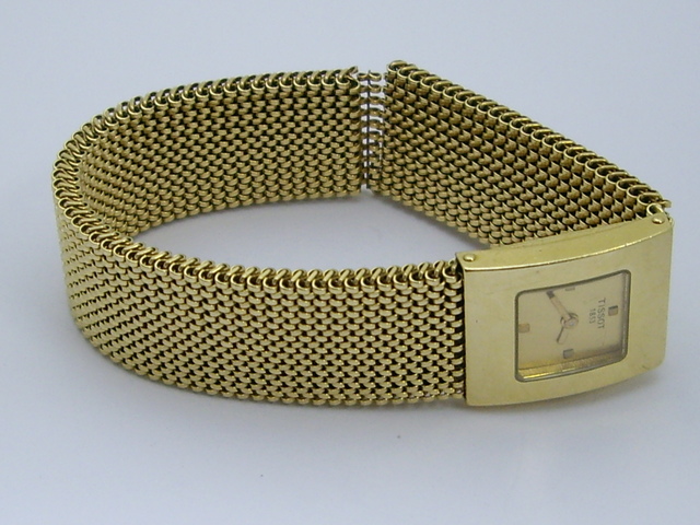 17 | Zepsuta, sprężysta bransoleta złotego zegarka.
