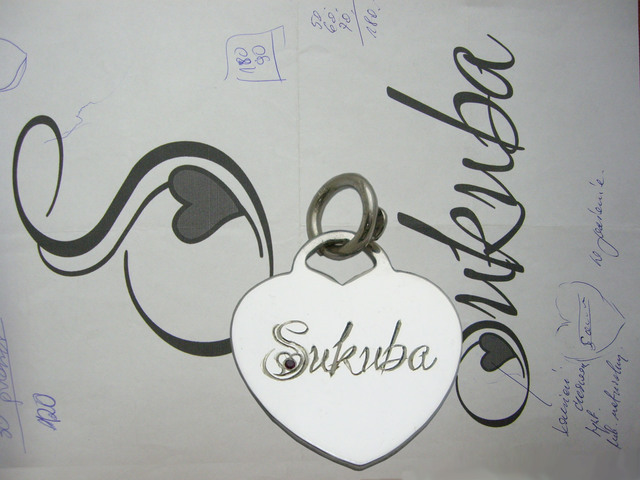 20 Wisiorek z grawerem którego rodzaj wykonania, był szczególnie istotny dla naszego Klienta.