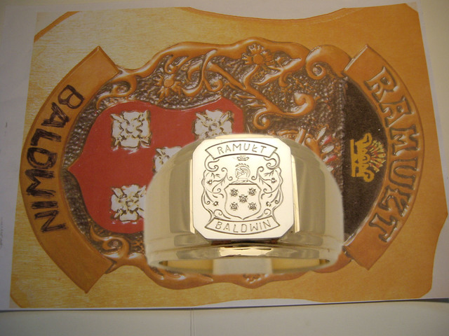 17 Sygnet z herbem. Grawerowany ręcznie.