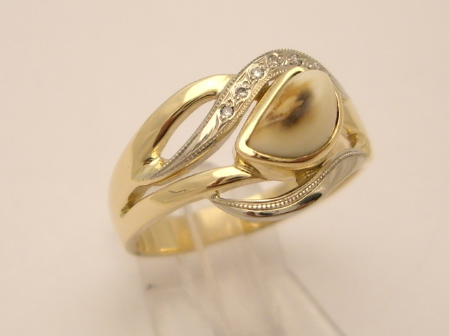 15 Pierścionek z grandelem i brylantami.